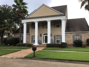 Exterior - Large Executive 3 bedroom gorgeous entertainment home in Baton Rouge (Baton Rouge)