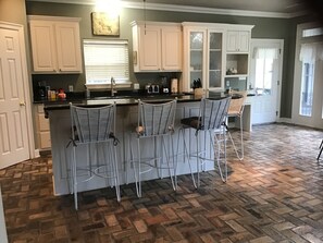 Fridge, microwave, oven, stovetop - Large Executive 3 bedroom gorgeous entertainment home in Baton Rouge (Baton Rouge)