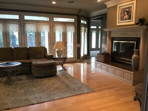 TV, fireplace - Large Executive 3 bedroom gorgeous entertainment home in Baton Rouge (Baton Rouge)