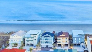 Eine Wohngegend an der Küste mit Häusern direkt am Strand.