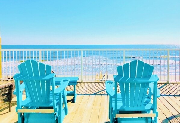 Property grounds - BEAUTIFUL LUXURY OCEANFRONT HOME!!! Sleeps 25, Elev, pool & rooftop deck. 7B/7B. (Ocean Isle Beach)