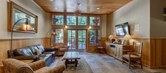 River Run Condo w/ Village Views from Balcony & Close to Gondola/Shops/Dining