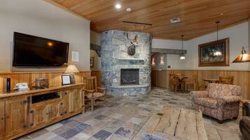 Een televisie en een open haard