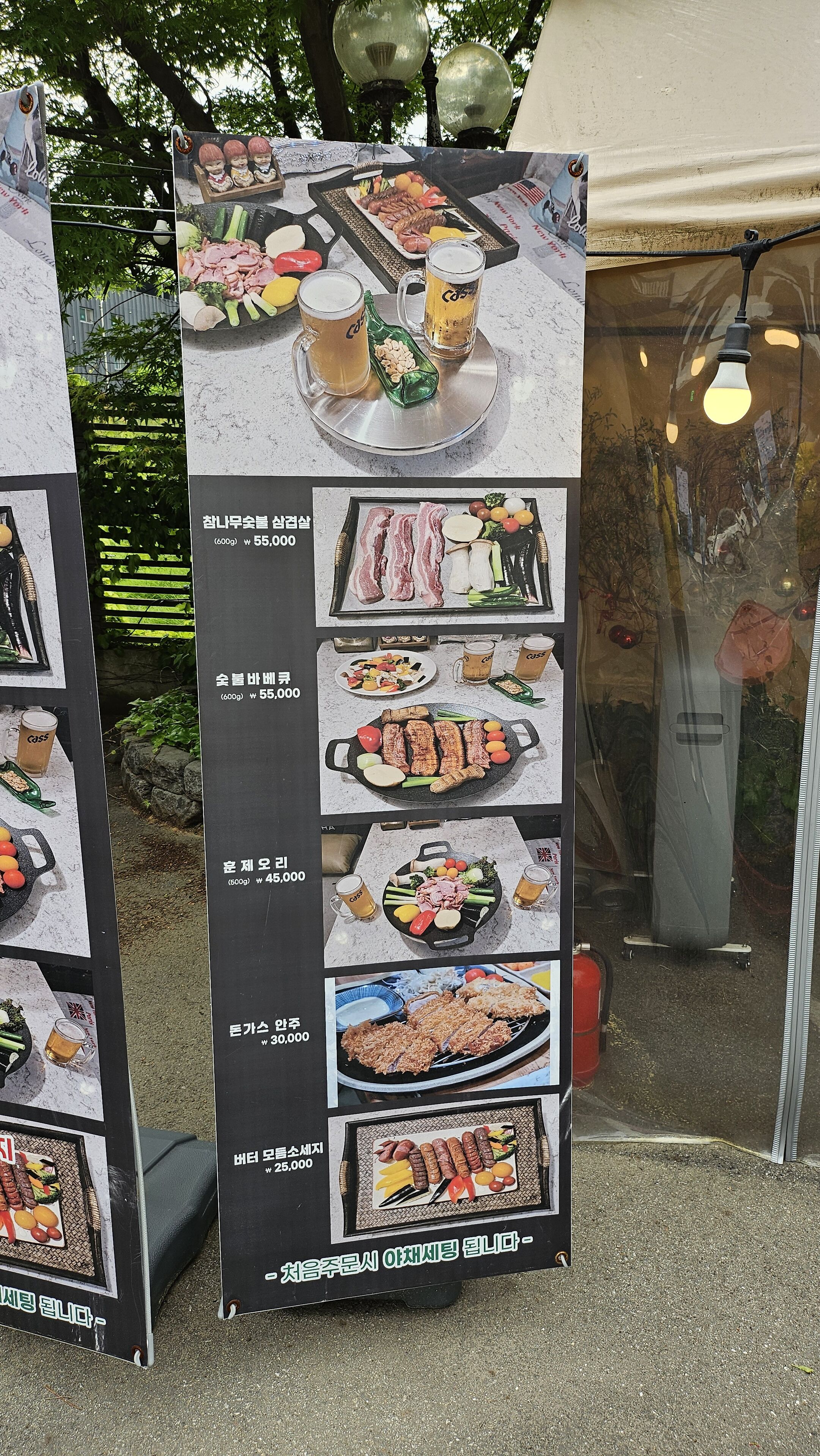 Tablero de exhibición con diversos platos y bebidas coreanos.
