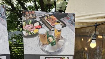 Tablero de exhibición con diversos platos y bebidas coreanos.