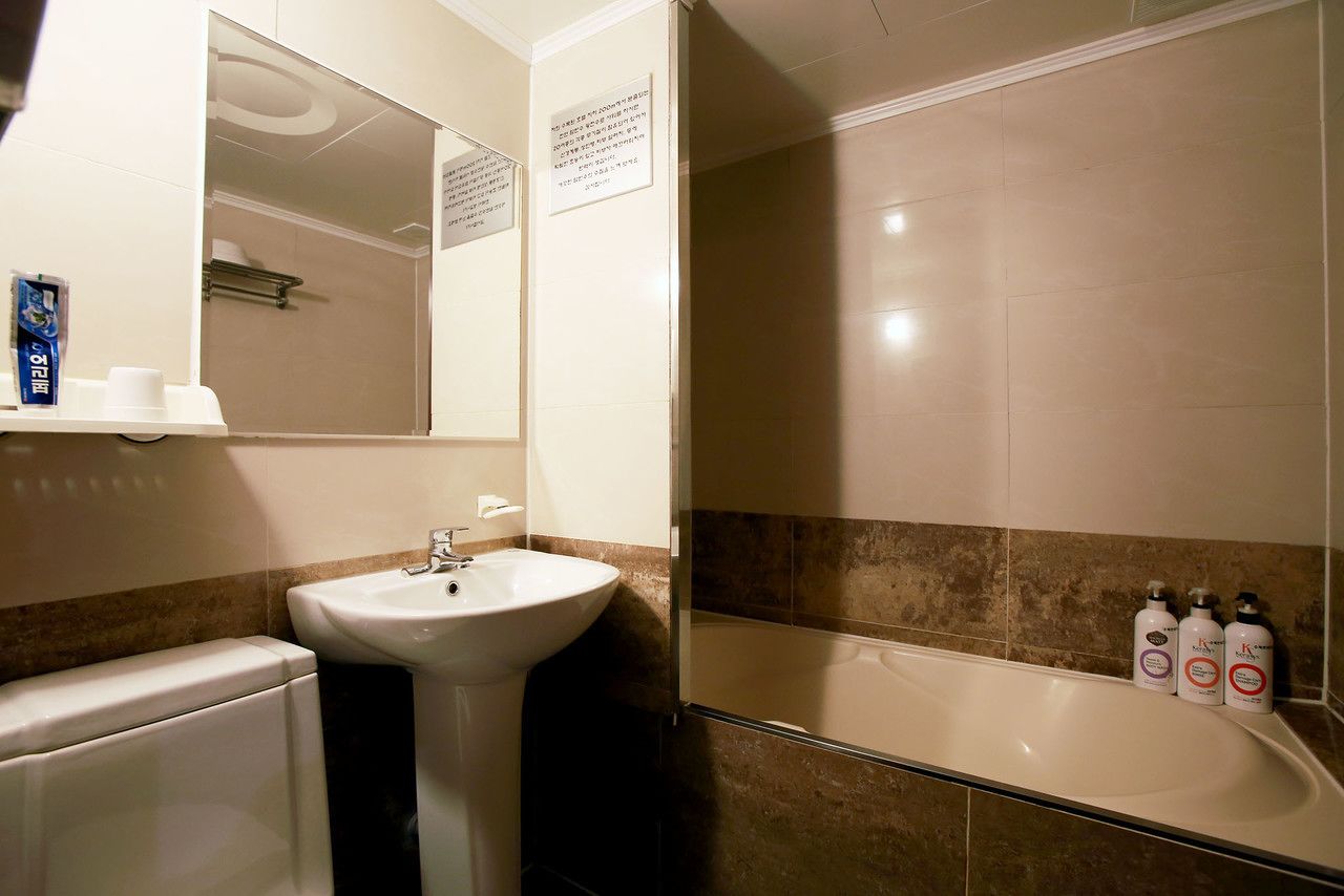 Combined shower/tub, spring water tub, free toiletries, hair dryer