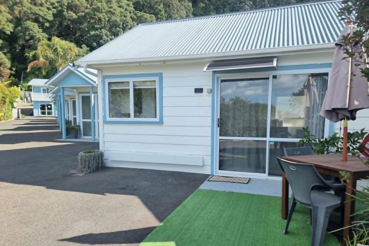 Queen Accessible Studio | Iron/ironing board, WiFi (free), bed sheets