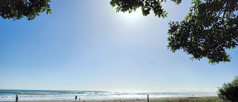 En la playa y playa de arena blanca