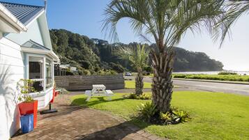 Apartemen Deluks, pemandangan laut | 1 kamar tidur, setrika/meja setrika, tempat tidur bayi, dan Wi-Fi gratis