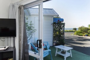 Queen Accessible Studio | Iron/ironing board, travel crib, free WiFi, bed sheets