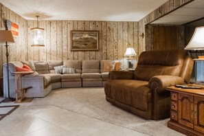 Smart TV, fireplace - Mountain Lakeview Lodge (Havre)