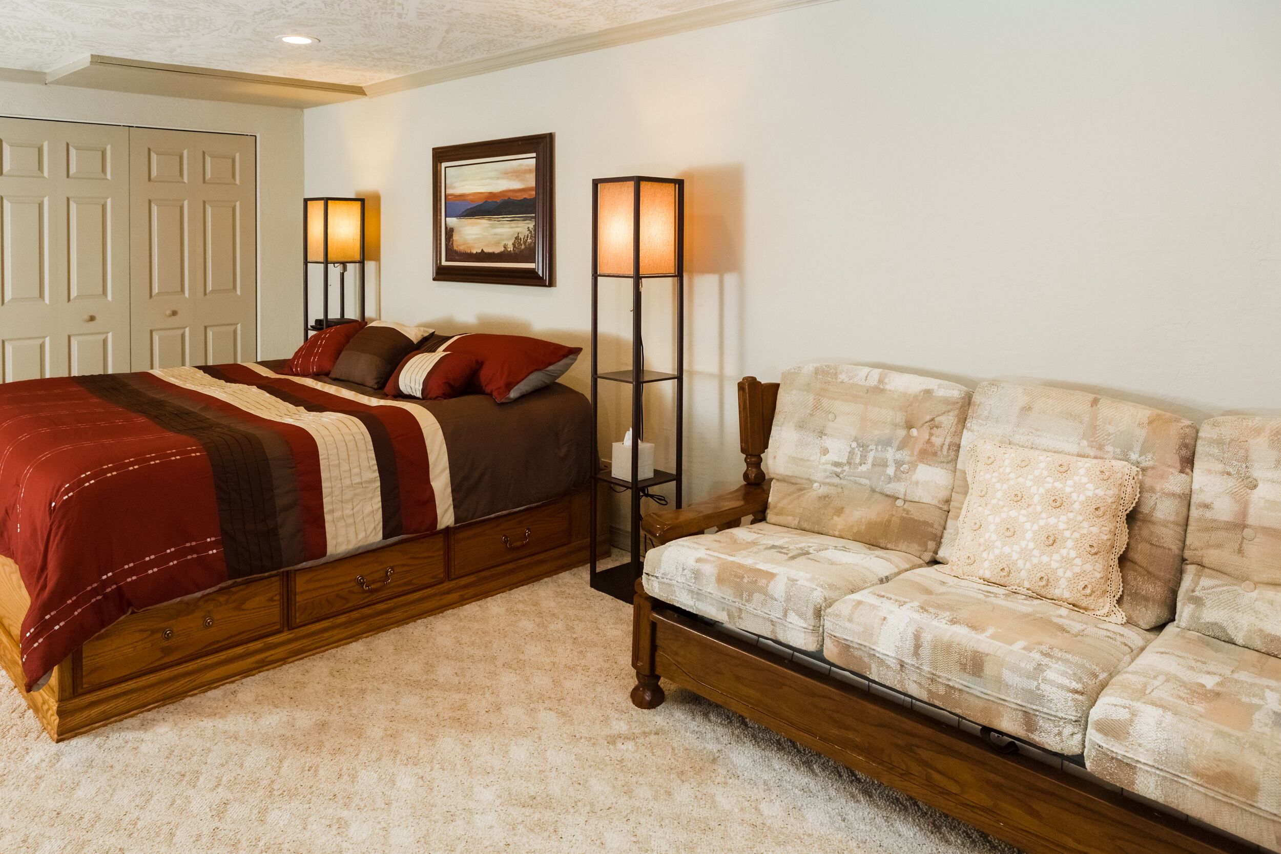 THE RANCH ROOM - Spacious bedroom with king bed and queen hide-a-bed.