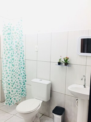 Buồng tắm vòi sen, máy sấy tóc, khăn tắm