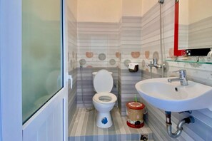 Familienzimmer | Badezimmer | Dusche, kostenlose Toilettenartikel, Haartrockner, Hausschuhe