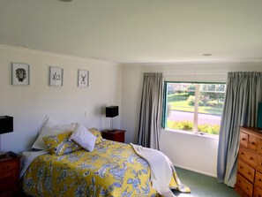 4 عدّة غرف نوم ومكتب وسرير سفر وواي فاي