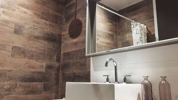 Combined shower/bathtub, hair dryer, bidet, towels