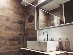 Badkar/dusch, hårtork, bidé och handdukar