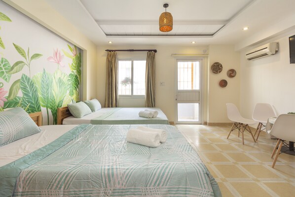 Estudio familiar | Camas con pillow-top, minibar, escritorio y cortinas blackout