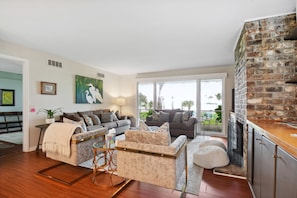 Smart TV, fireplace, table football, books - Waterfront “State of Mind” vintage home.  (Bluffton)