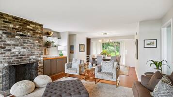 TV connectée, cheminée, baby-foot, livres