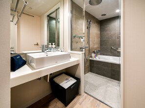 Separate bathtub and shower, free toiletries, hair dryer, slippers - Daiwa Roynet Hotel Tokyo Kyobashi PREMIER (Tokyo)