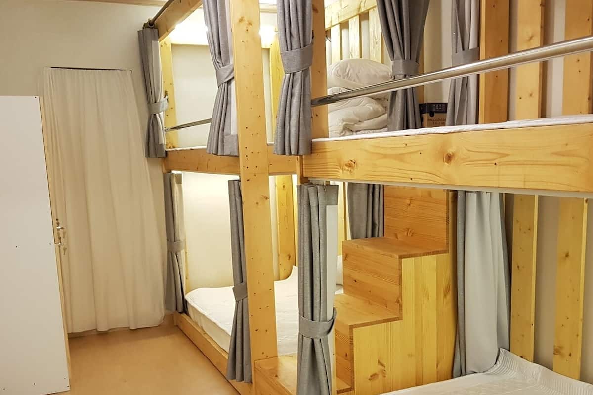 Dormitorio compartido, solo para hombres (up to 4) | Cortinas opacas, tabla de planchar con plancha, wifi gratis