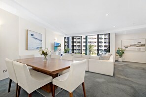 Apartment, 3 Bedrooms | In-room dining - Aria Private 3 Bed Heart of Broadbeach (Broadbeach)