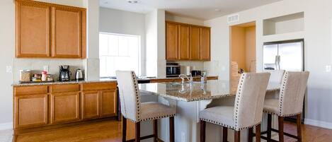 ثلاجة، ميكروويف، فرن، موقد طهي مسطح