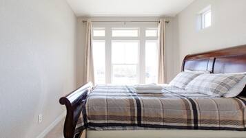 3 bedrooms, desk, iron/ironing board, free WiFi