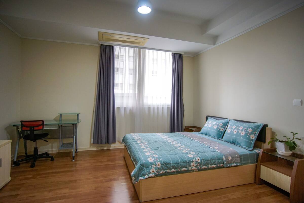 Desk, soundproofing, iron/ironing board, free WiFi