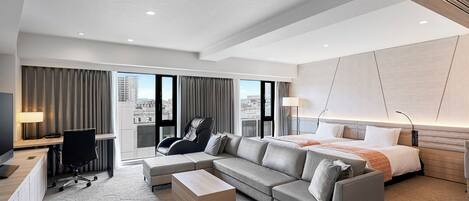 Junior Suite Room - Non-Smoking | In-room safe, desk, laptop workspace, blackout drapes