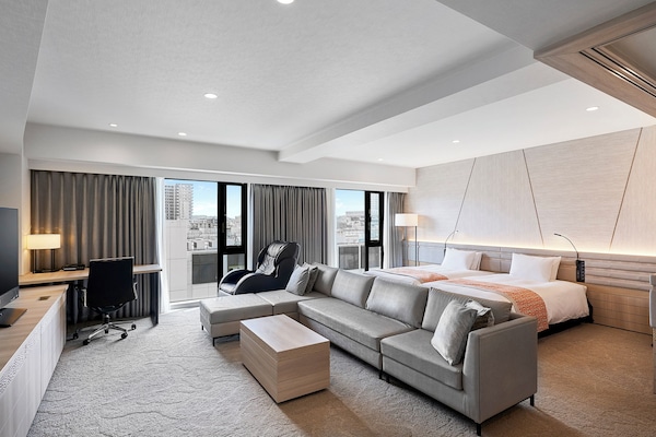 Junior Suite Room - Non-Smoking | In-room safe, desk, laptop workspace, blackout drapes