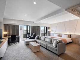 Junior Suite Room - Non-Smoking | In-room safe, desk, laptop workspace, blackout drapes