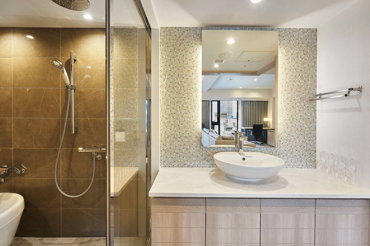 junior suite room - non-smoking | bathroom | separate bathtub and shower, free toiletries, hair dryer, slippers