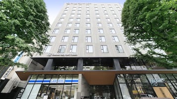 Un hotel de varios pisos con fachada moderna, amplios ventanales y el letrero del Hotel Dalai Roynet.