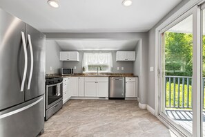 Een koelkast, een magnetron, een oven, een kookplaat