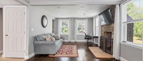 Una Smart TV, una chimenea