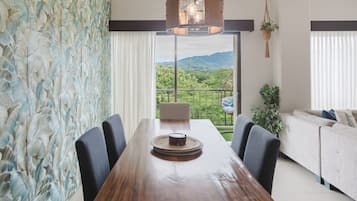 公寓, 2 間臥室, 山景 | 房內用餐區