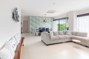 Departamento, 2 habitaciones, vista a la montaña | Área de sala de estar | Smart TV 