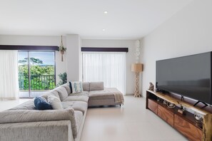 Departamento, 2 habitaciones, vista a la montaña | Área de sala de estar | Smart TV 