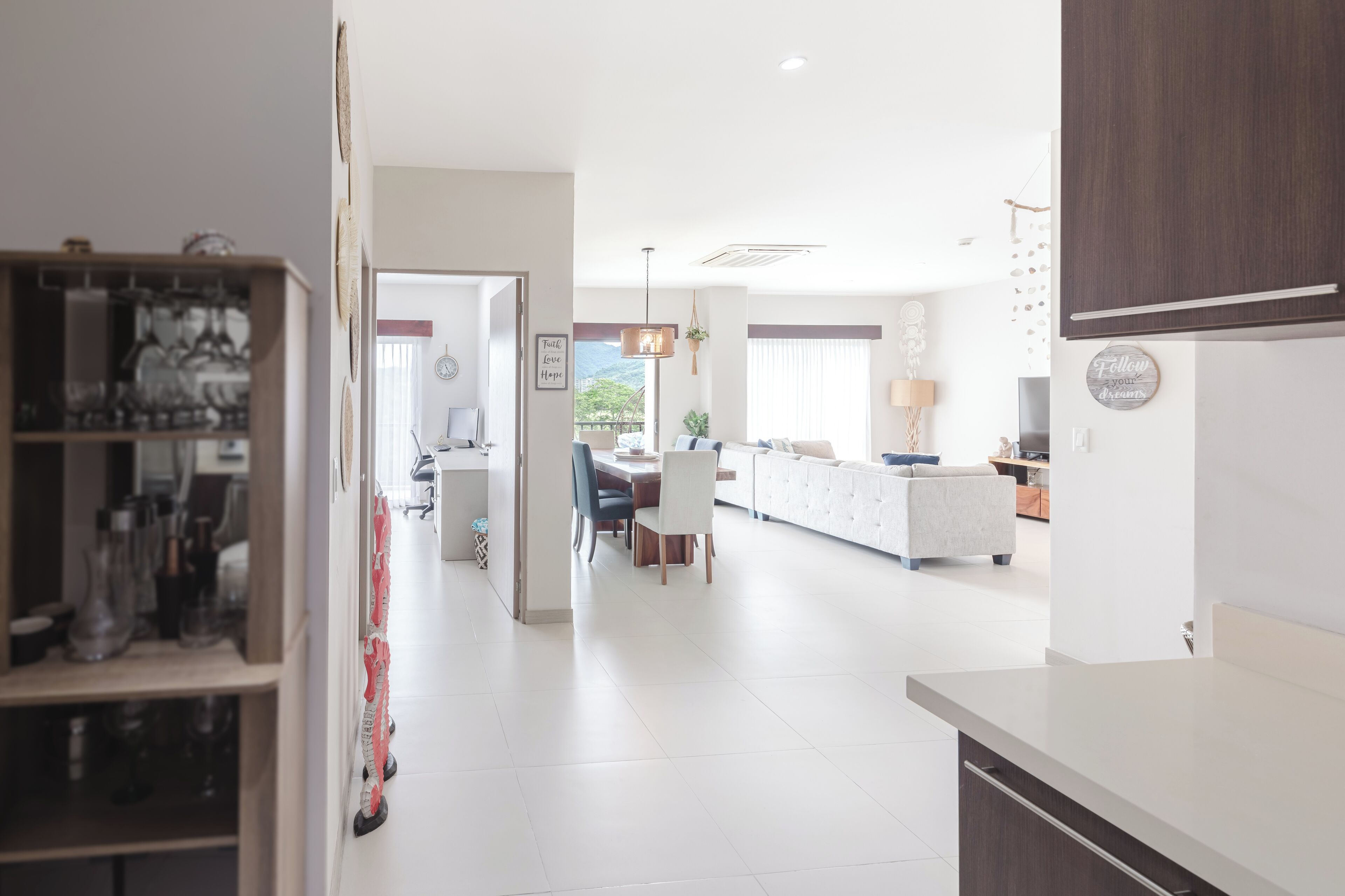 아파트, 침실 2개, 산 전망 | 거실 공간 | 스마트 TV