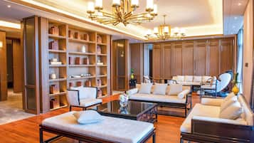 Presidential Suite, Smoking | Bed sheets, wheelchair access