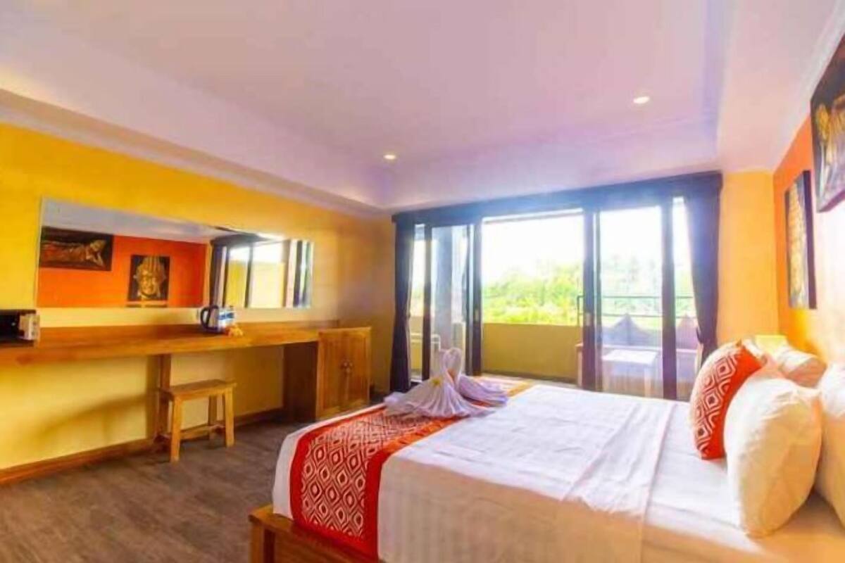 Escritorio, cortinas opacas, wifi gratis y ropa de cama