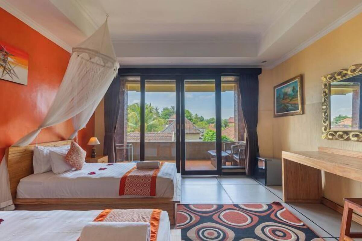 Escritorio, cortinas opacas, wifi gratis y ropa de cama