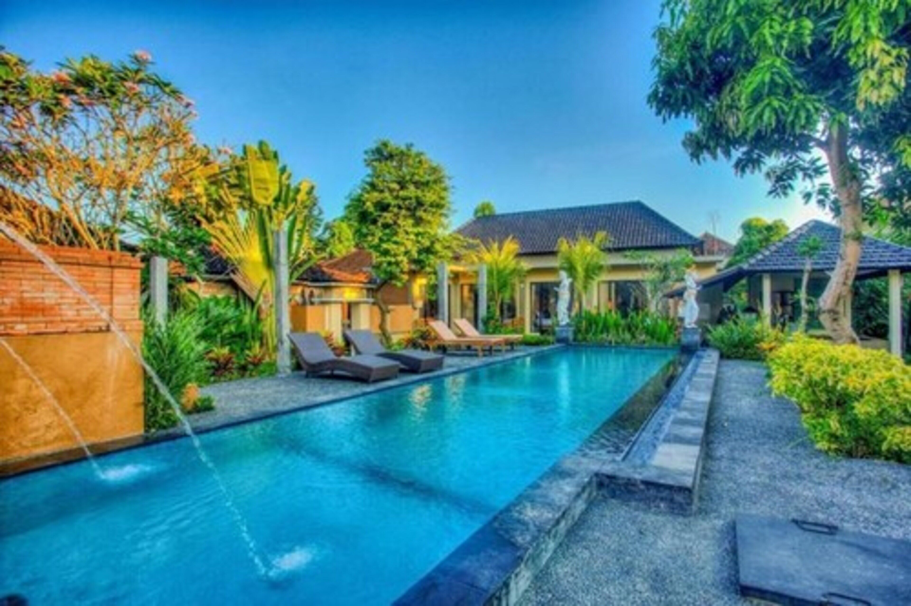 Piscine extérieure, chaises longues