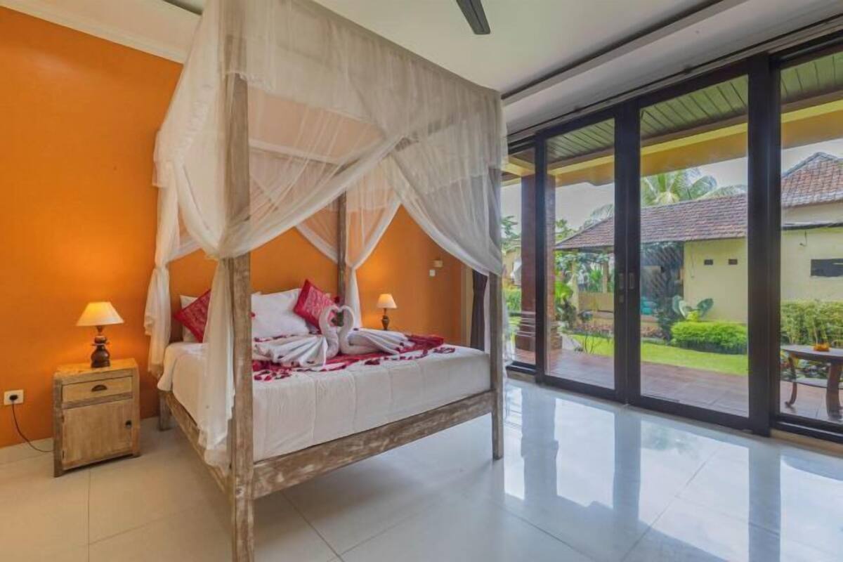 Escritorio, cortinas opacas, wifi gratis y ropa de cama