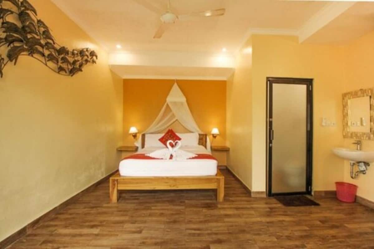 Desk, blackout curtains, free WiFi, bed sheets