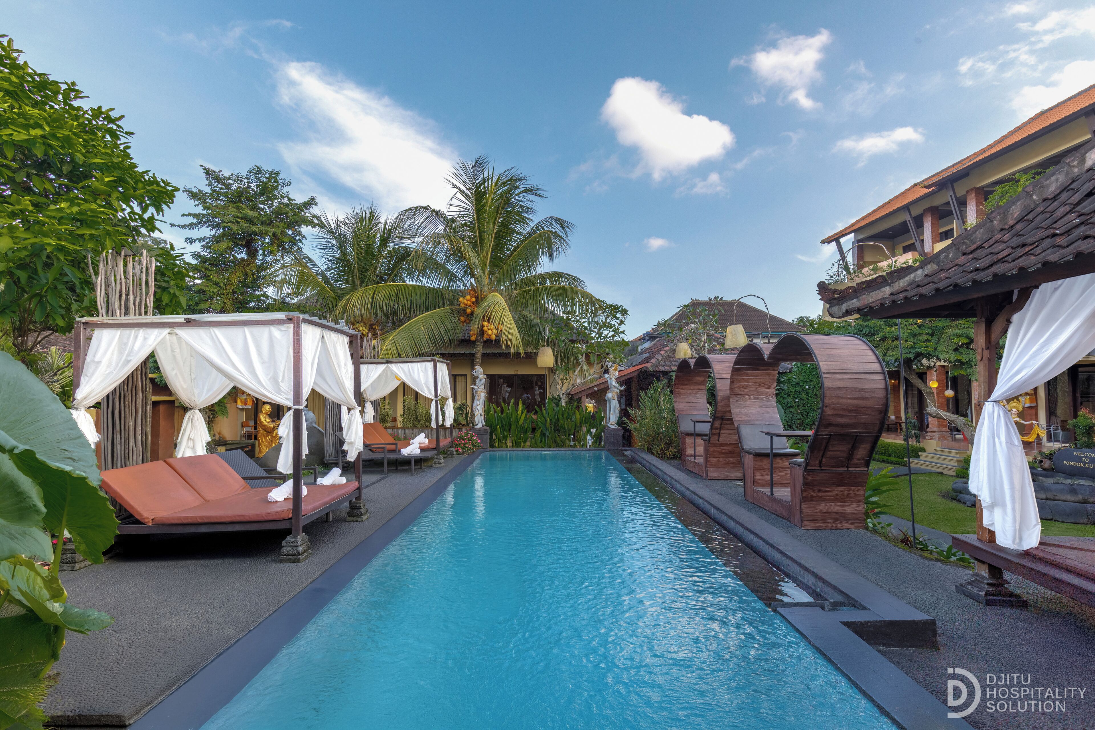 Ulkouima-allas, aurinkotuoleja