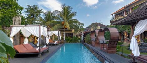 Ulkouima-allas, aurinkotuoleja