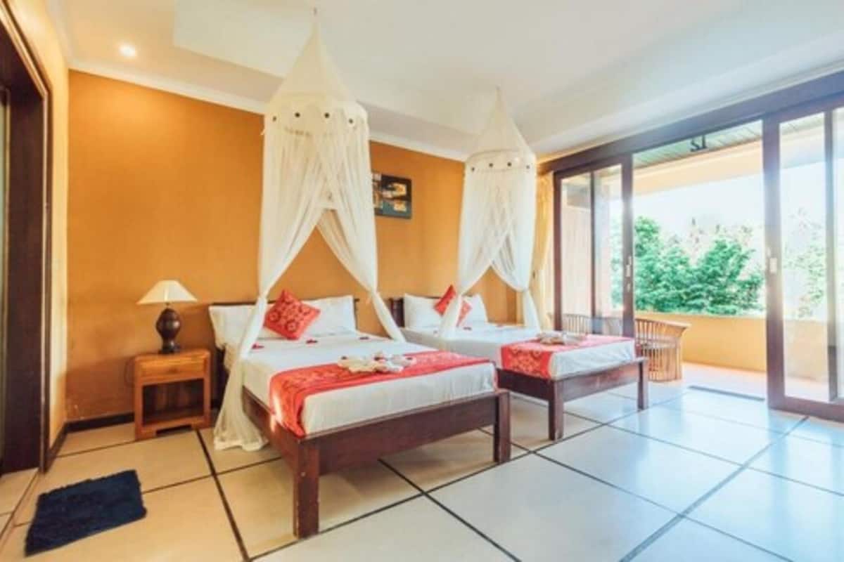 Desk, blackout curtains, free WiFi, bed sheets